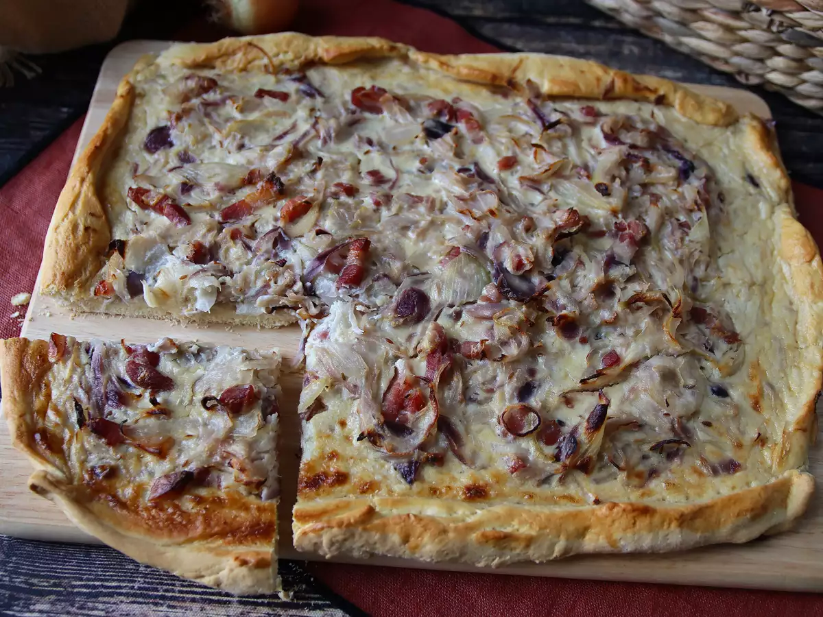 Zwiebelkuchen: saksalainen sipulipiirakka pehmeiksi haudutetuilla sipuleilla ja pekonikuutioilla