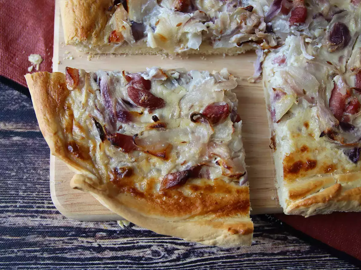 Zwiebelkuchen: saksalainen sipulipiirakka pehmeiksi haudutetuilla sipuleilla ja pekonikuutioilla - kuva 2