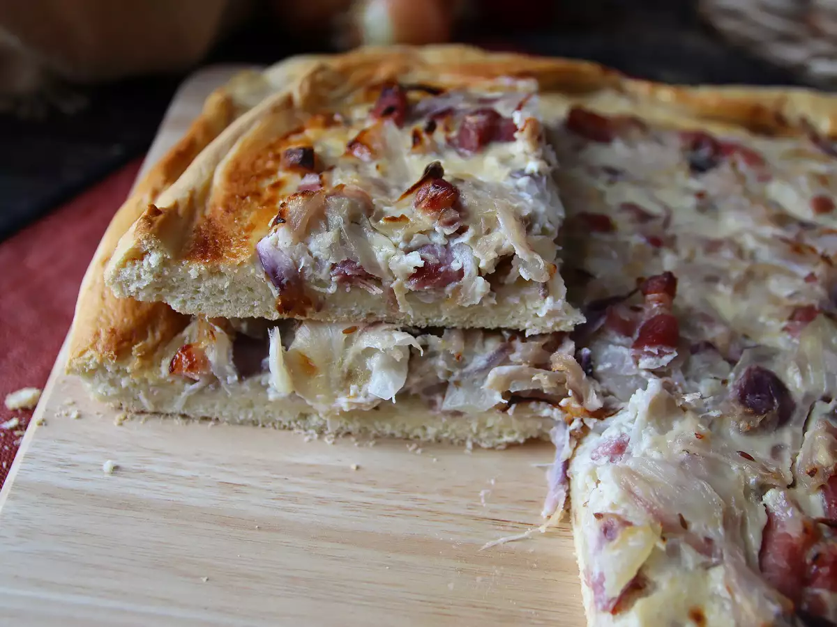 Zwiebelkuchen: saksalainen sipulipiirakka pehmeiksi haudutetuilla sipuleilla ja pekonikuutioilla - kuva 3