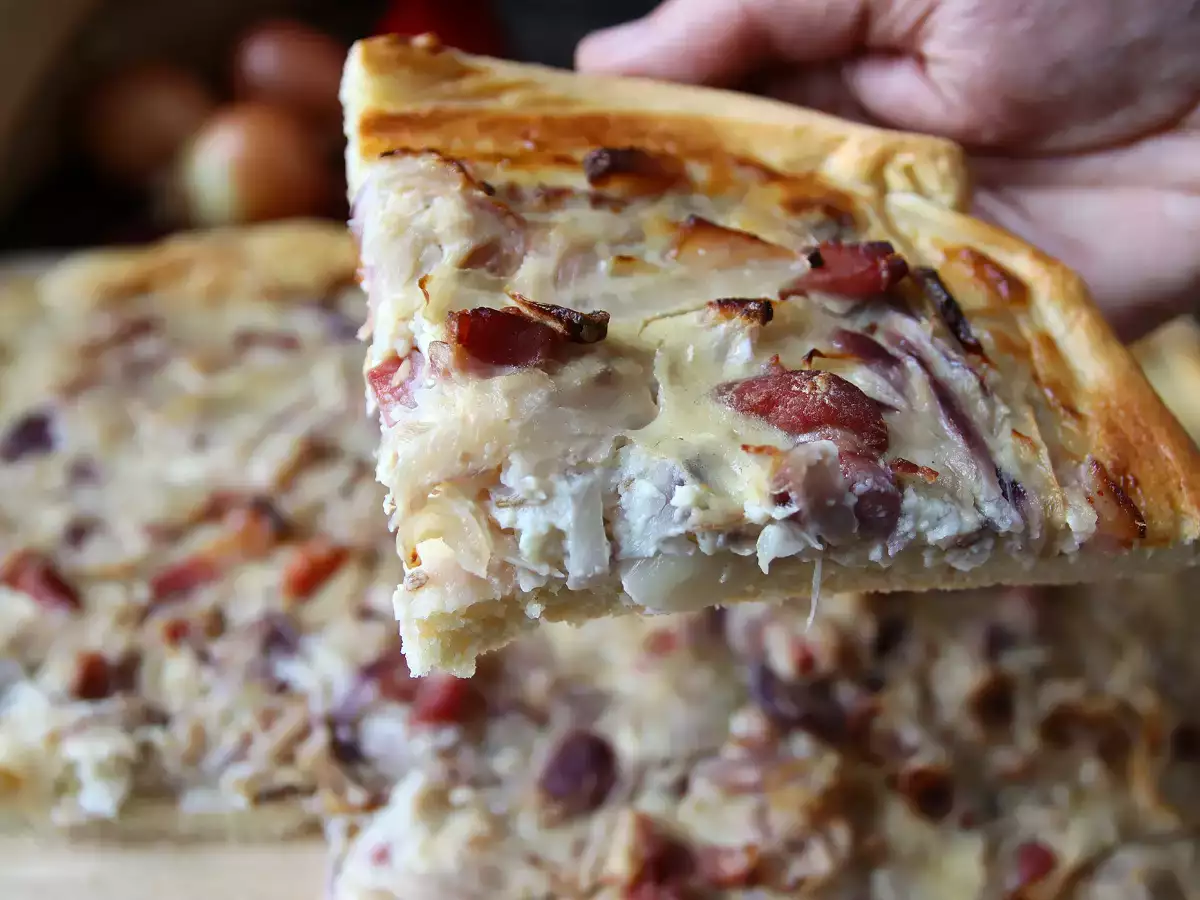 Zwiebelkuchen: saksalainen sipulipiirakka pehmeiksi haudutetuilla sipuleilla ja pekonikuutioilla - kuva 4