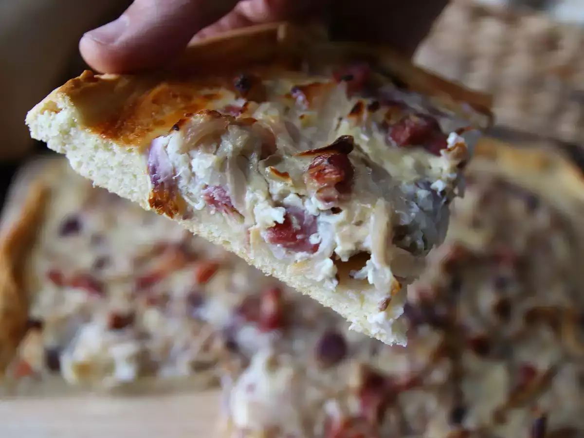 Zwiebelkuchen: saksalainen sipulipiirakka pehmeiksi haudutetuilla sipuleilla ja pekonikuutioilla - kuva 5